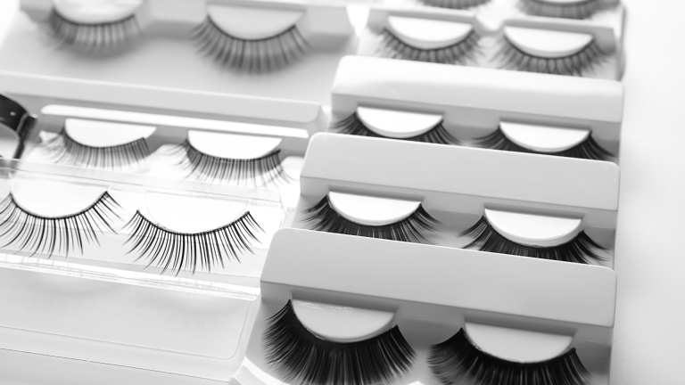 The Secret to Looking Stunning: The Benefits of Using False Eyelashes in Daily Makeup
