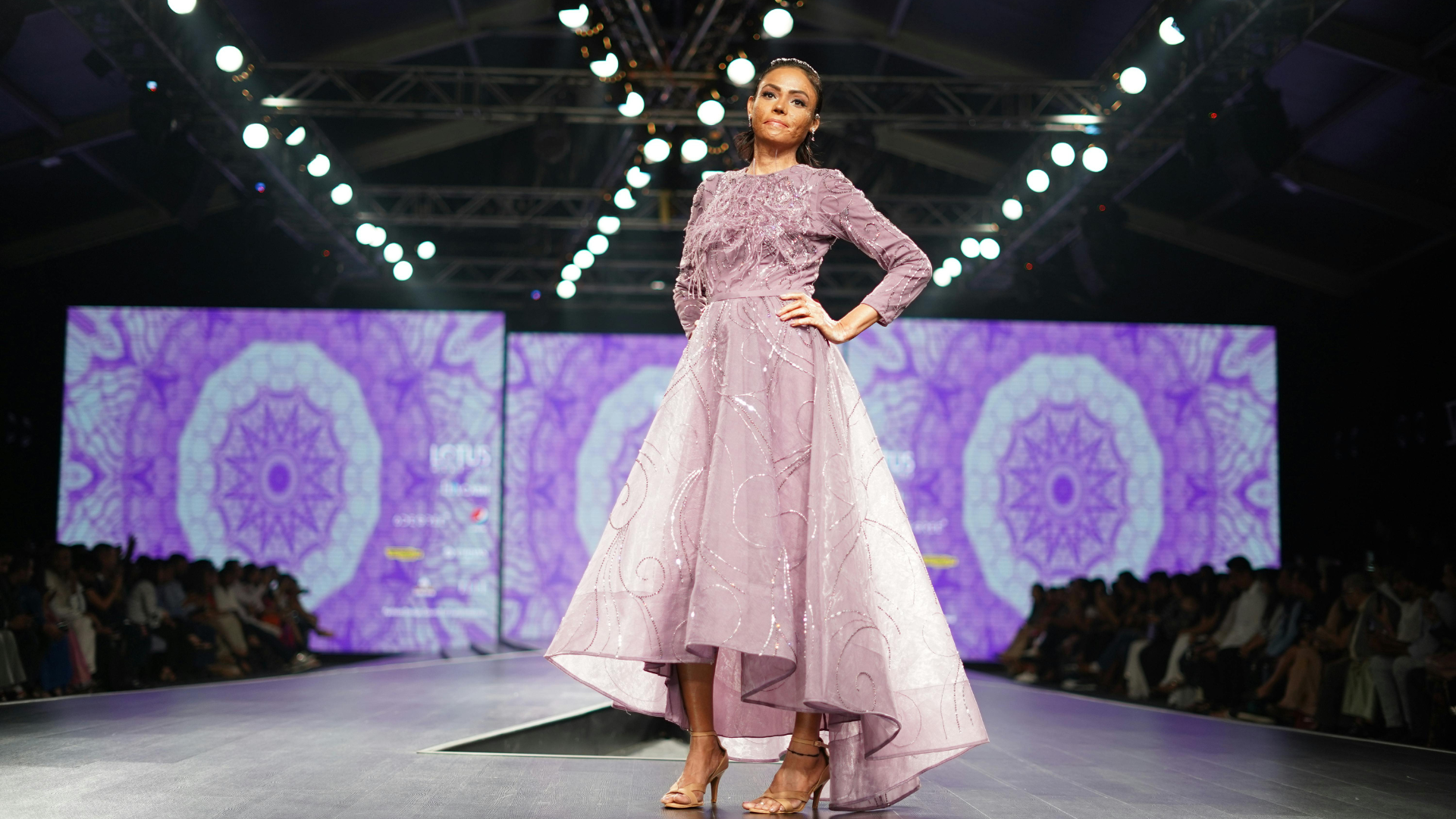 From Photoshoots to Runways: Why Eyelashes Are an Essential Element in the Global Fashion Industry